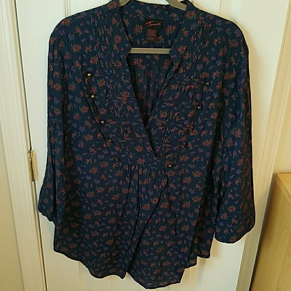 Vneck foral tunic with adjustable sleeves